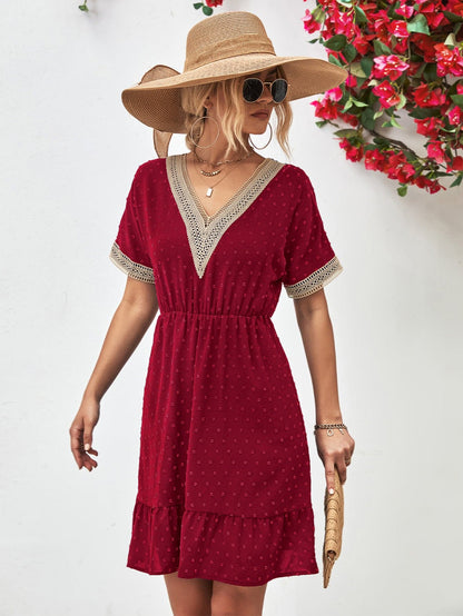 LB | Kontrastowa sukienka mini z krótkim rękawem V-neck