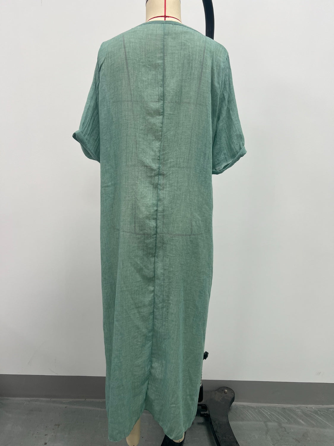 LB | Full Size V-Neck Sukienka midi z krótkim rękawem Plus Size