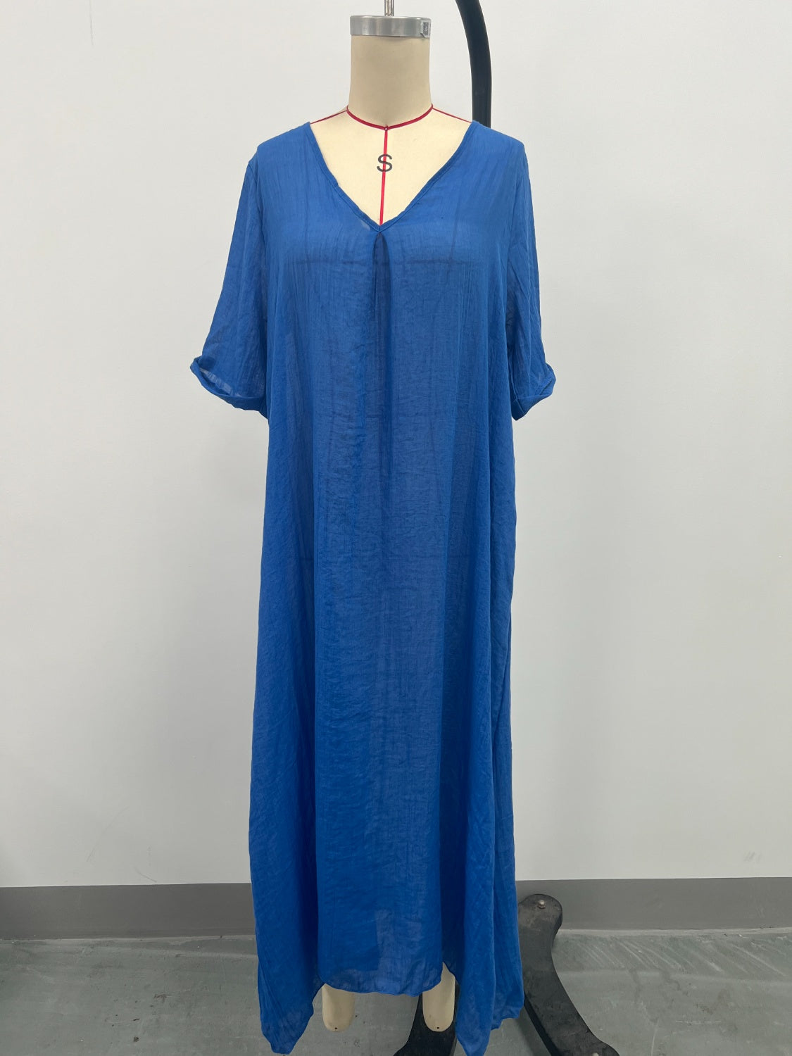 LB | Full Size V-Neck Sukienka midi z krótkim rękawem Plus Size