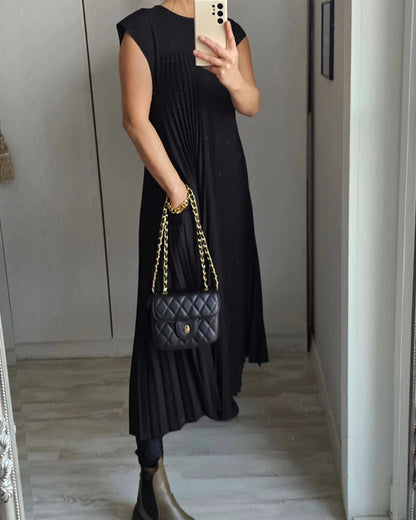 LB | Casualowa sukienka midi z plisowanym wzorem, idealna do nowoczesnych i swobodnych stylizacji.