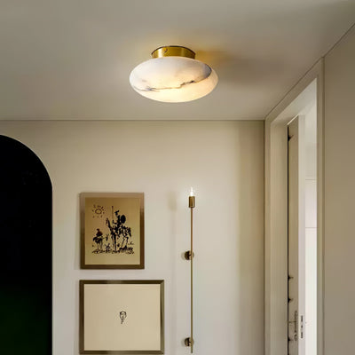 OvalGlanz | Alabastrowa lampa sufitowa z mosiężną podstawą
