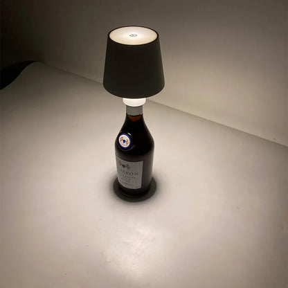 VinoFlex - kreatywna lampa biurkowa w butelce wina