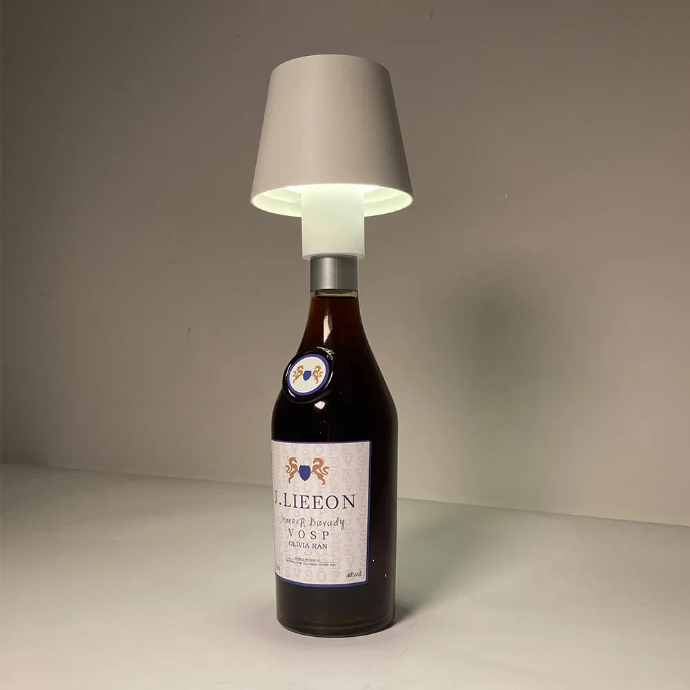 VinoFlex - kreatywna lampa biurkowa w butelce wina