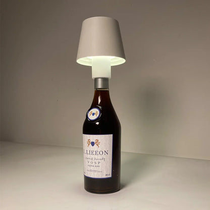 VinoFlex - kreatywna lampa biurkowa w butelce wina