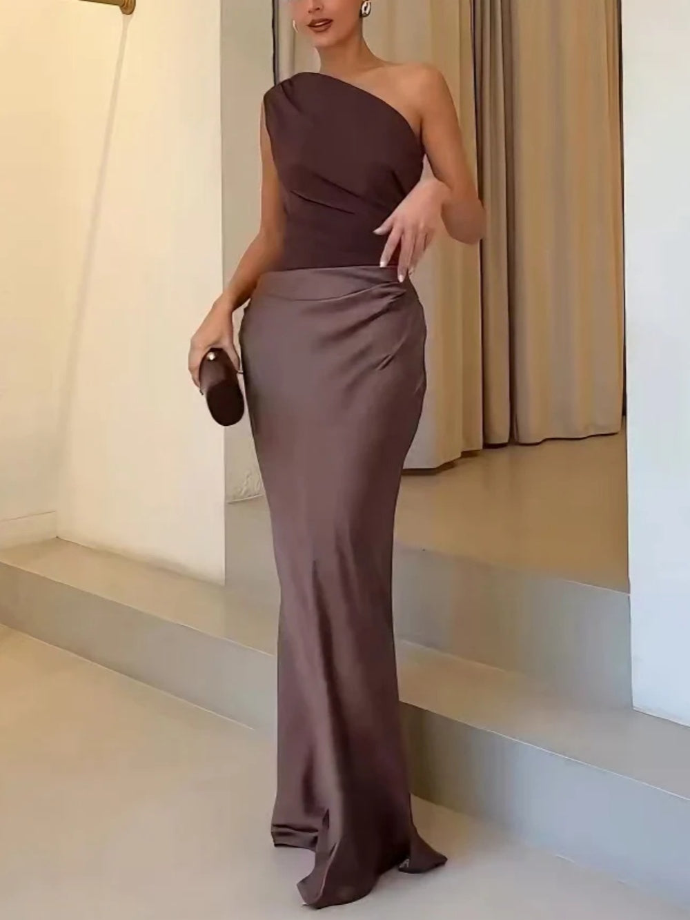 LB | Elegancka plisowana sukienka maxi z asymetrycznym dekoltem na wieczór