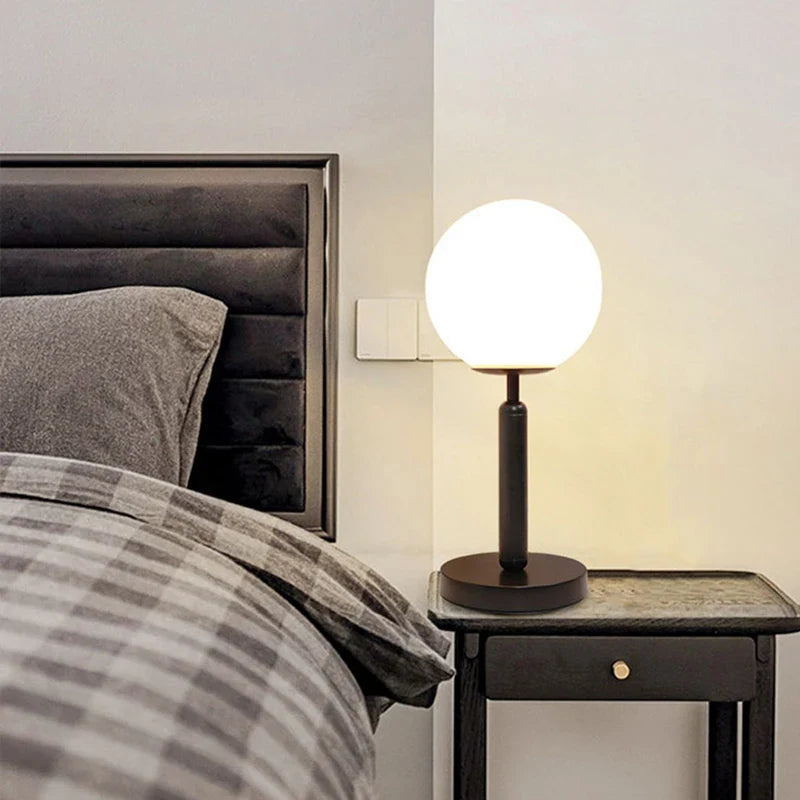GlowSphere - mosiężna lampa stołowa LED ze szklaną kulą