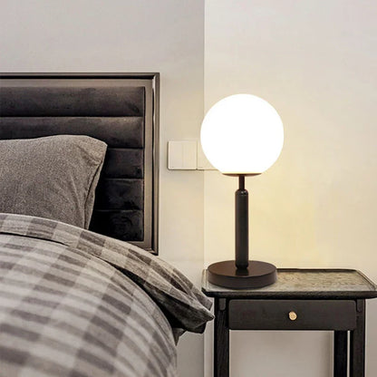 GlowSphere - mosiężna lampa stołowa LED ze szklaną kulą
