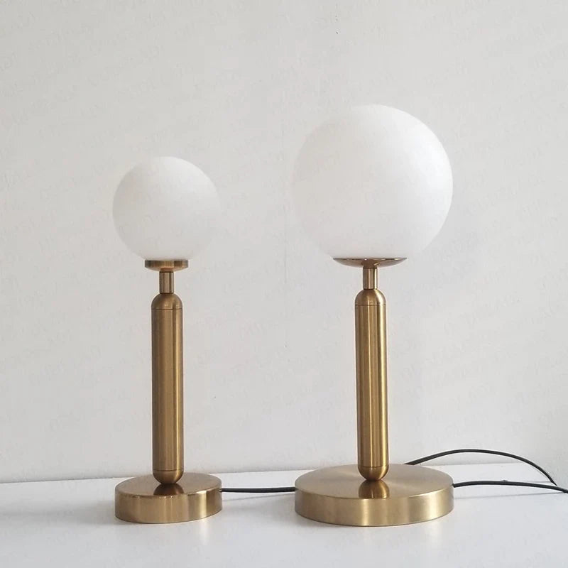 GlowSphere - mosiężna lampa stołowa LED ze szklaną kulą