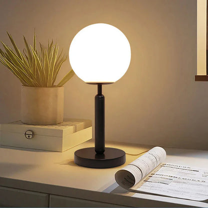 GlowSphere - mosiężna lampa stołowa LED ze szklaną kulą