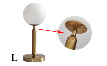 GlowSphere - mosiężna lampa stołowa LED ze szklaną kulą