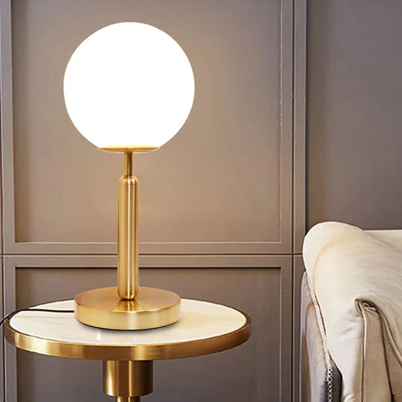 GlowSphere - mosiężna lampa stołowa LED ze szklaną kulą