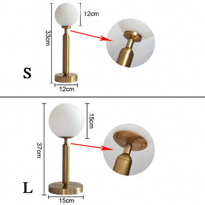GlowSphere - mosiężna lampa stołowa LED ze szklaną kulą