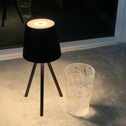 TriLeg - lampa biurkowa na statywie
