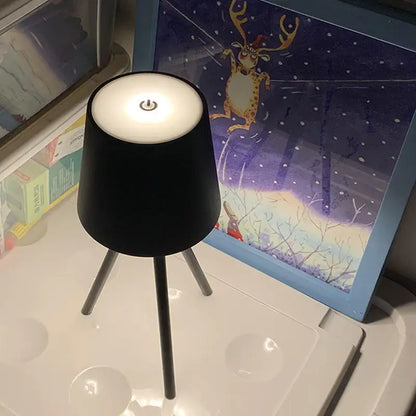 TriLeg - lampa biurkowa na statywie