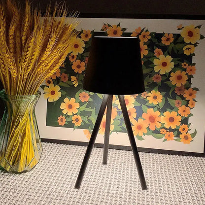 TriLeg - lampa biurkowa na statywie