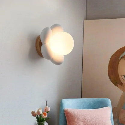 FloralGlimmer - Lampa ścienna z kremowym kwiatem