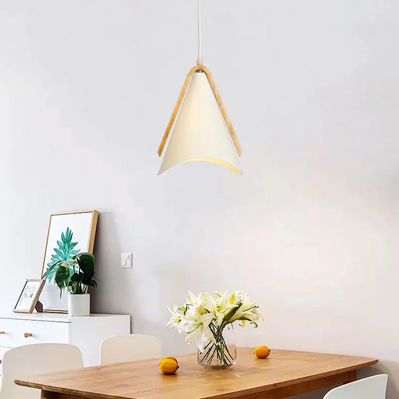 LuxeLuminaire - Nowoczesna lampa wisząca wykonana z żelaza i drewna