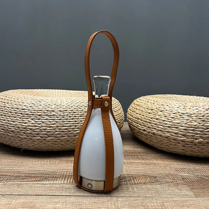 LeatherLuxe - butelkowa lampa nordycka