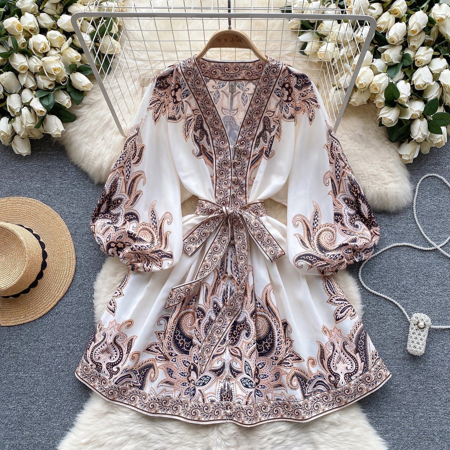 AS | Elegancka mini sukienka z nadrukiem w stylu vintage, bufiastymi rękawami w linii A i dekoltem w szpic