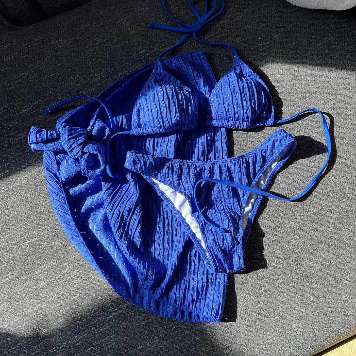 Wypolerowany i figlarny Bikini