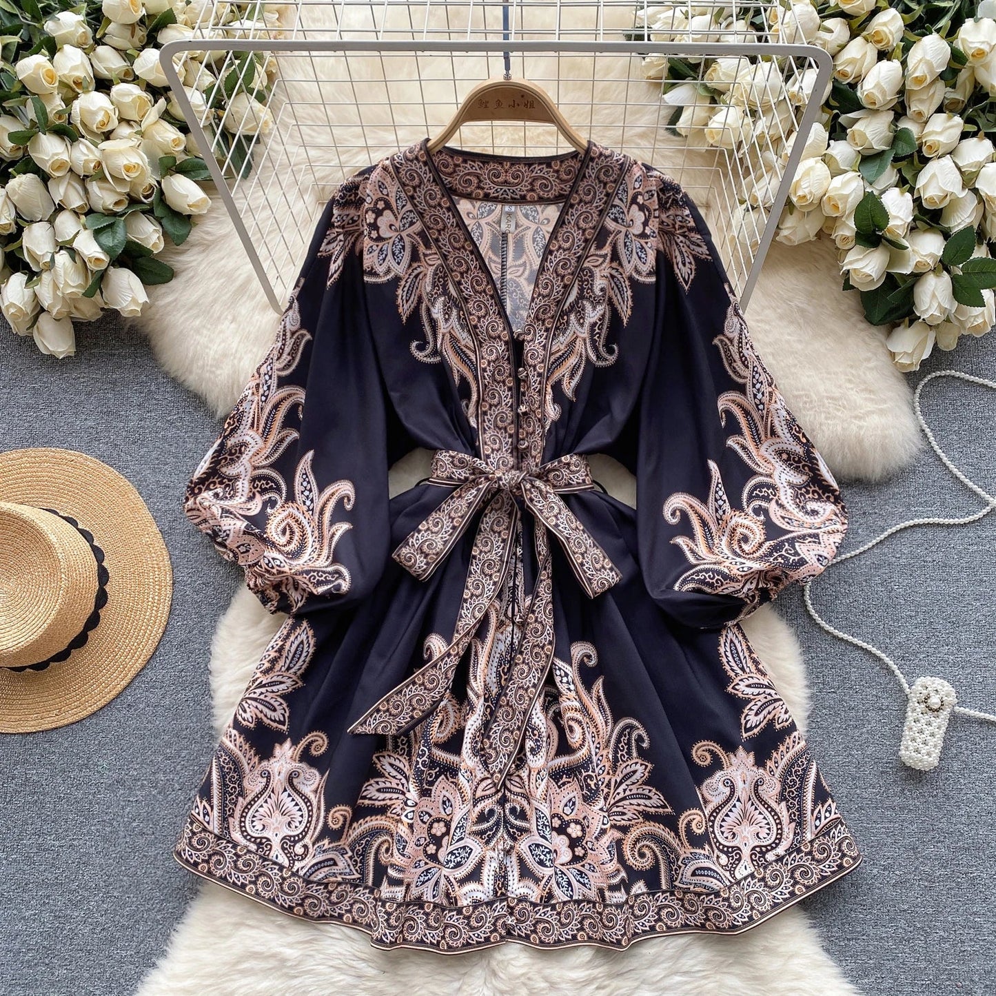 AS | Elegancka mini sukienka z nadrukiem w stylu vintage, bufiastymi rękawami w linii A i dekoltem w szpic