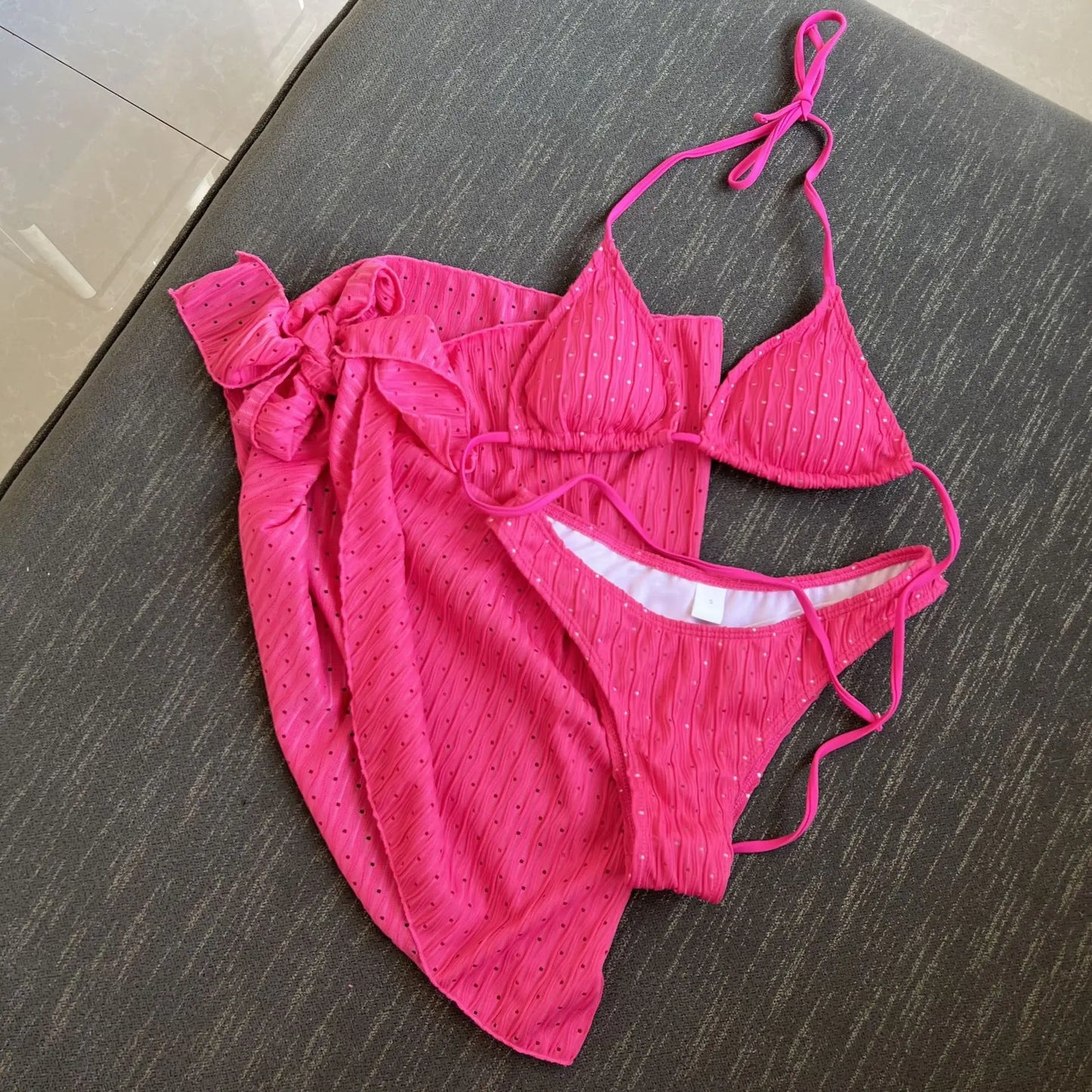 Wypolerowany i figlarny Bikini