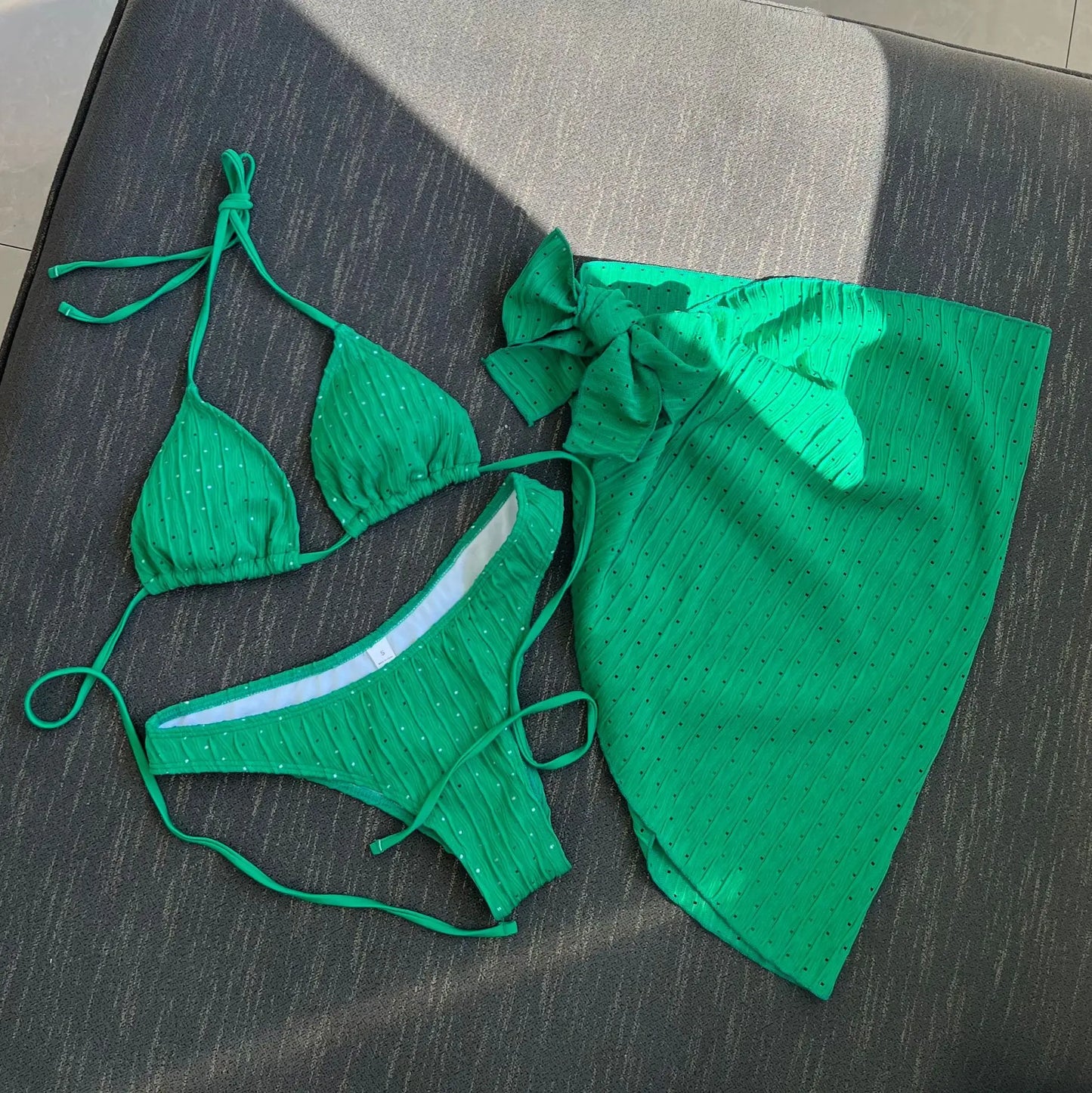 Wypolerowany i figlarny Bikini