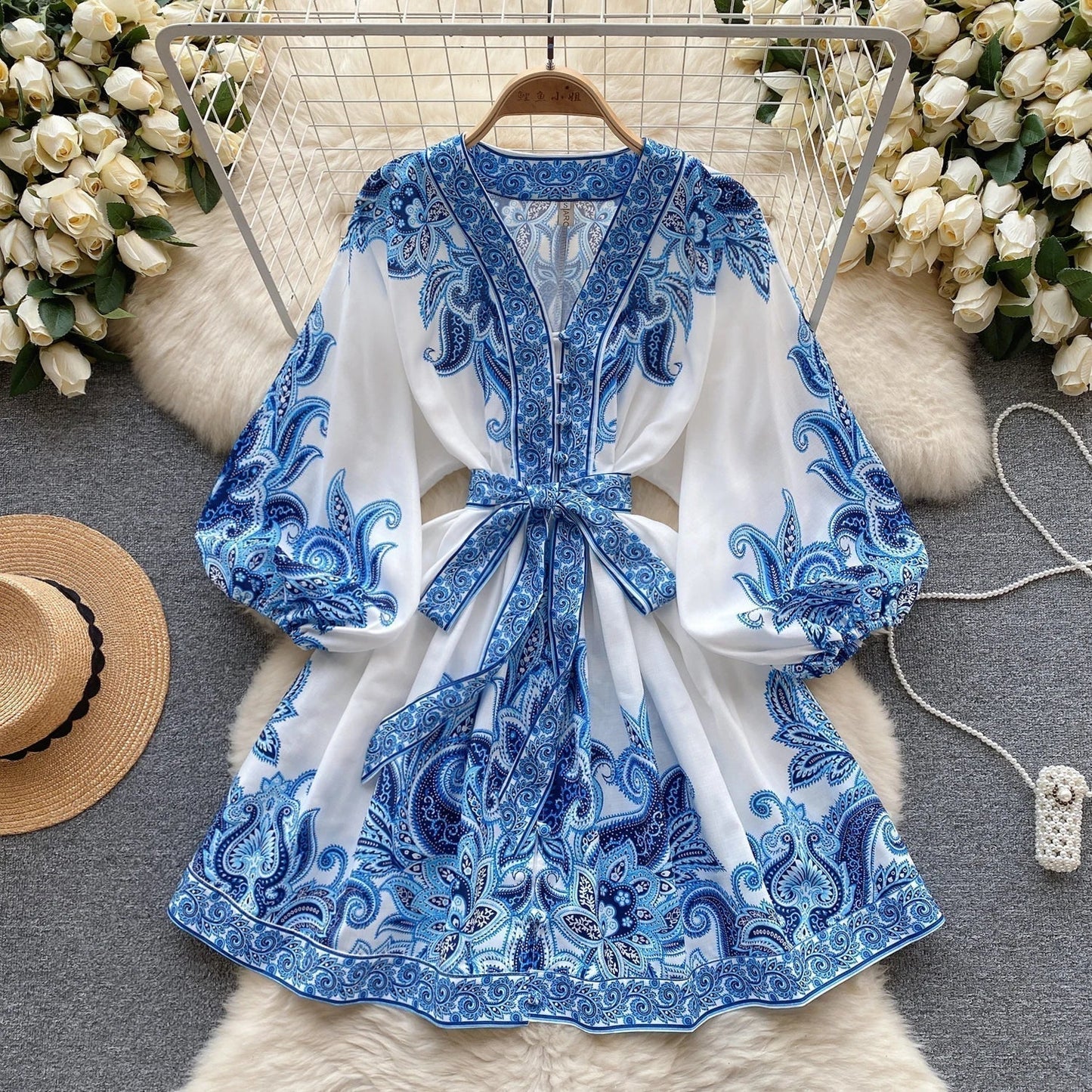 AS | Elegancka mini sukienka z nadrukiem w stylu vintage, bufiastymi rękawami w linii A i dekoltem w szpic