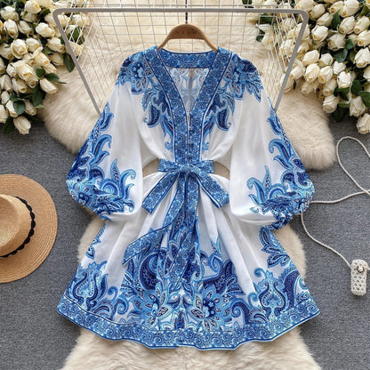 AS | Elegancka mini sukienka z nadrukiem w stylu vintage, bufiastymi rękawami w linii A i dekoltem w szpic