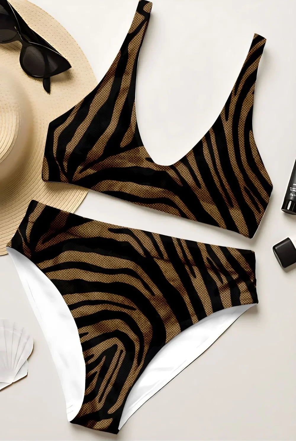 Wypolerowany i figlarny Bikini