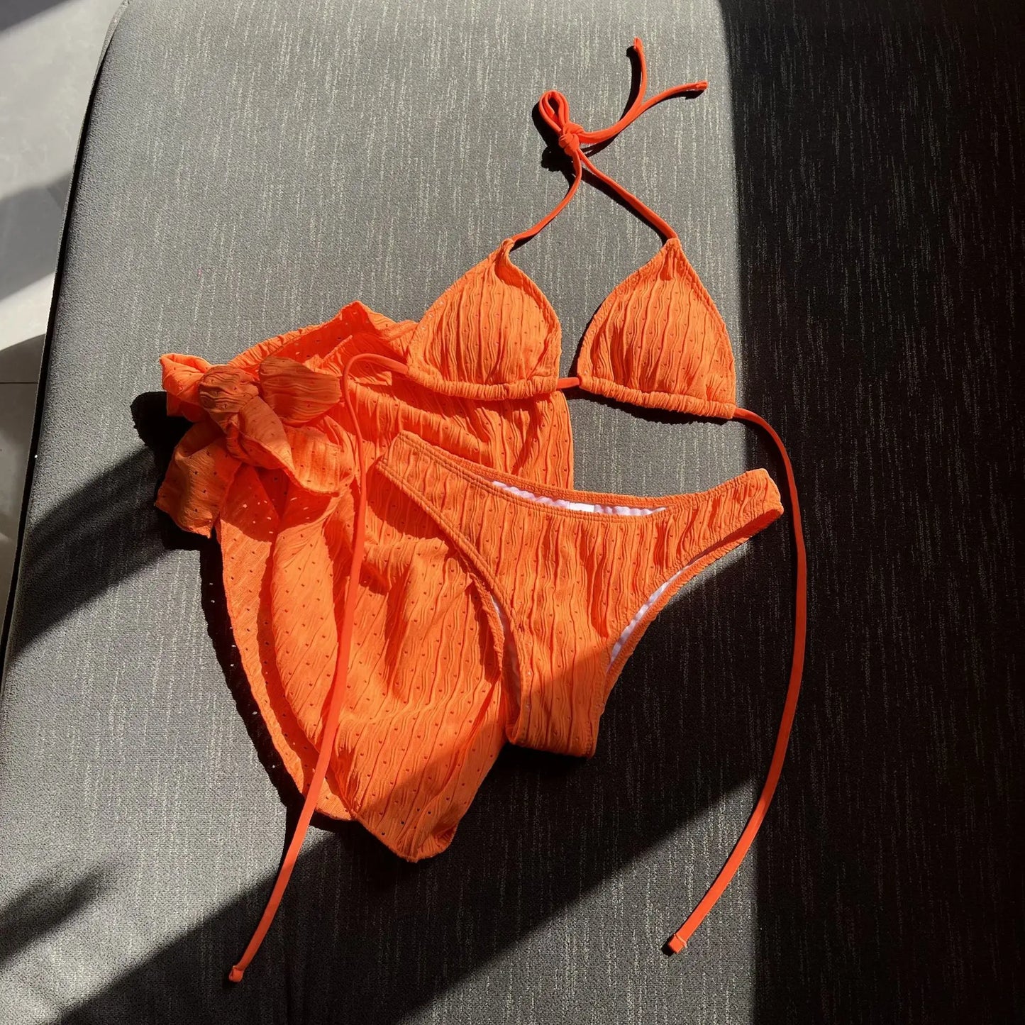 Wypolerowany i figlarny Bikini