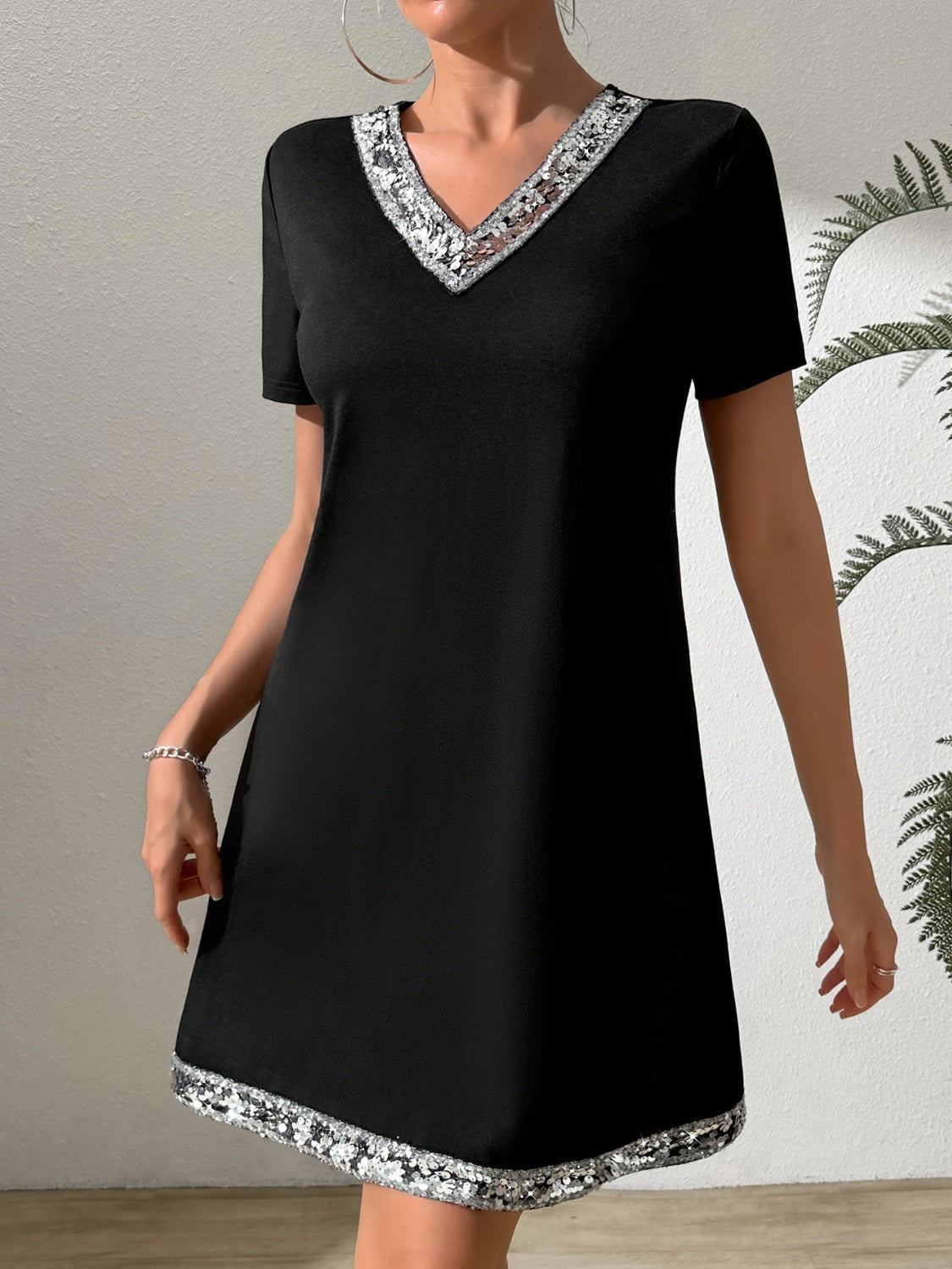 LB | Cekinowa sukienka mini z krótkim rękawem V-neck