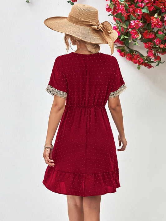 LB | Kontrastowa sukienka mini z krótkim rękawem V-neck