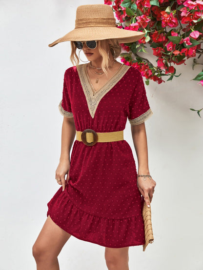 LB | Kontrastowa sukienka mini z krótkim rękawem V-neck