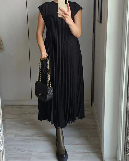 LB | Casualowa sukienka midi z plisowanym wzorem, idealna do nowoczesnych i swobodnych stylizacji.