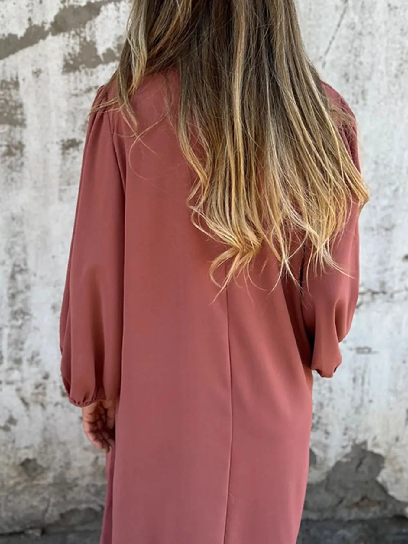 LB | Full Size Sukienka midi z rozcięciem pod szyją i balonowym rękawem Plus Size