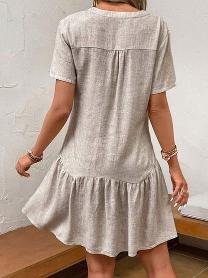 LB | Elegancka monochromatyczna mini sukienka z krótkim rękawem