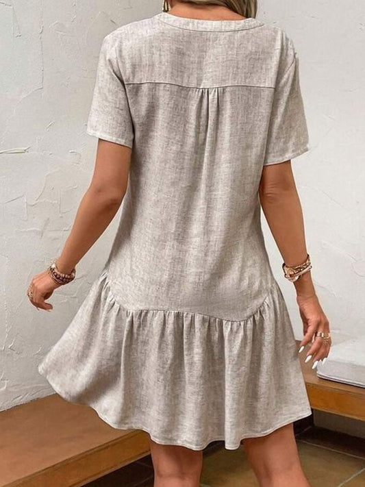 LB | Elegancka monochromatyczna mini sukienka z krótkim rękawem