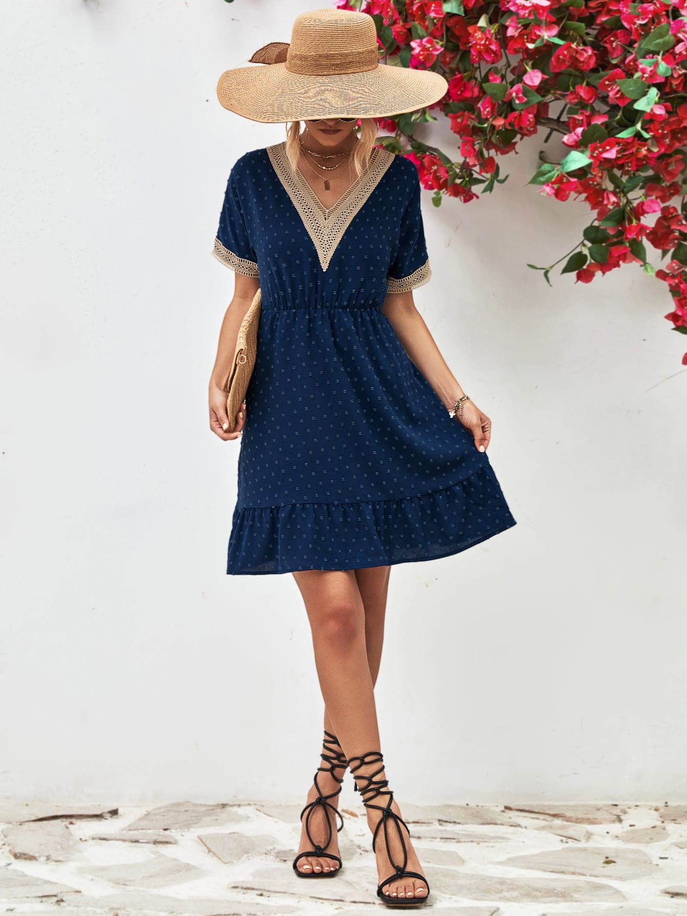 LB | Kontrastowa sukienka mini z krótkim rękawem V-neck