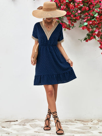 LB | Kontrastowa sukienka mini z krótkim rękawem V-neck