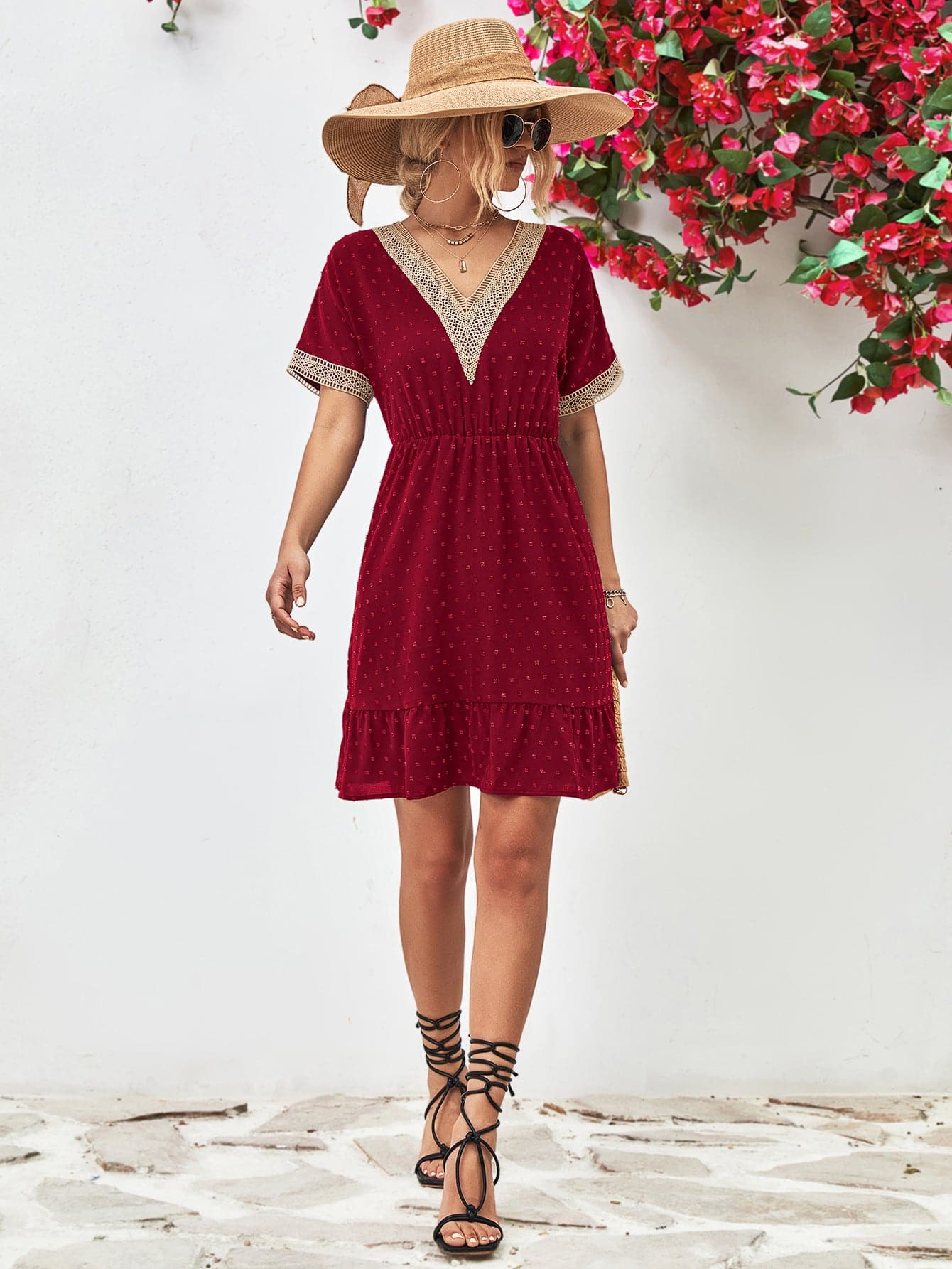 LB | Kontrastowa sukienka mini z krótkim rękawem V-neck