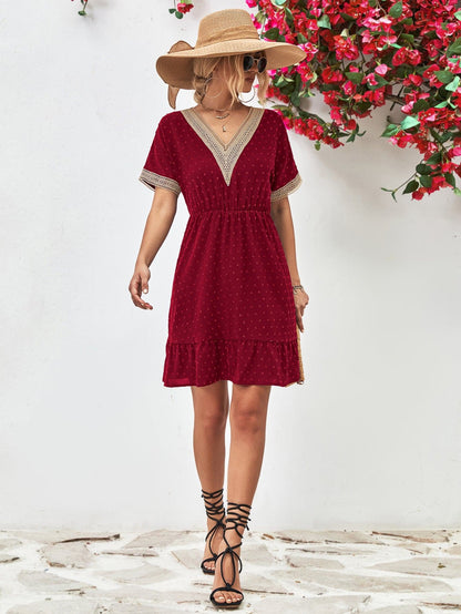 LB | Kontrastowa sukienka mini z krótkim rękawem V-neck