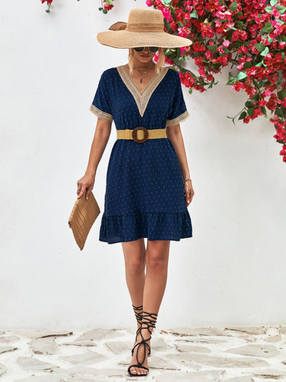 LB | Kontrastowa sukienka mini z krótkim rękawem V-neck