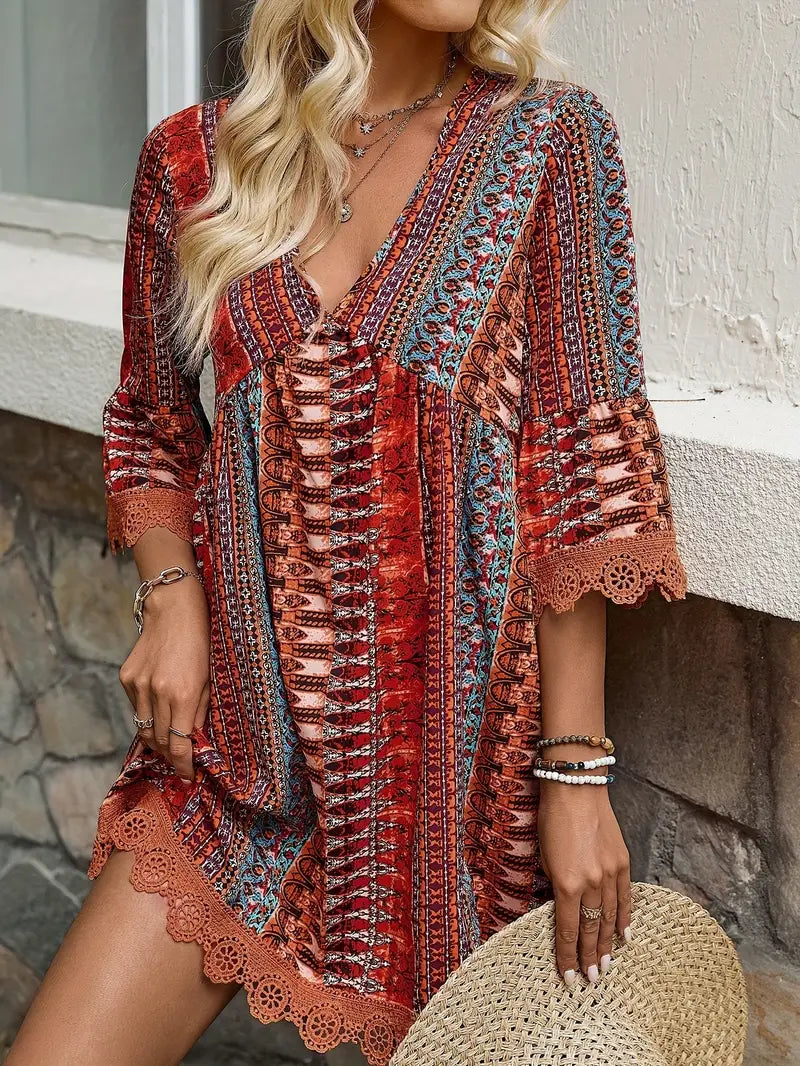 LB | Stylowa mini sukienka z dekoltem w szpic i nadrukiem boho