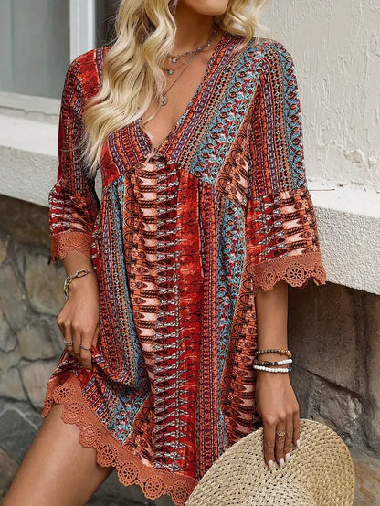 LB | Stylowa mini sukienka z dekoltem w szpic i nadrukiem boho