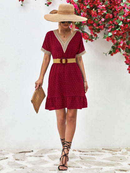 LB | Kontrastowa sukienka mini z krótkim rękawem V-neck