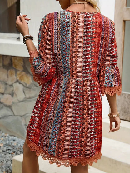 LB | Stylowa mini sukienka z dekoltem w szpic i nadrukiem boho