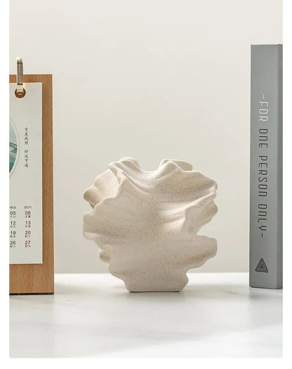 CreaseCraft - Ceramiczny wazon z zagięciami
