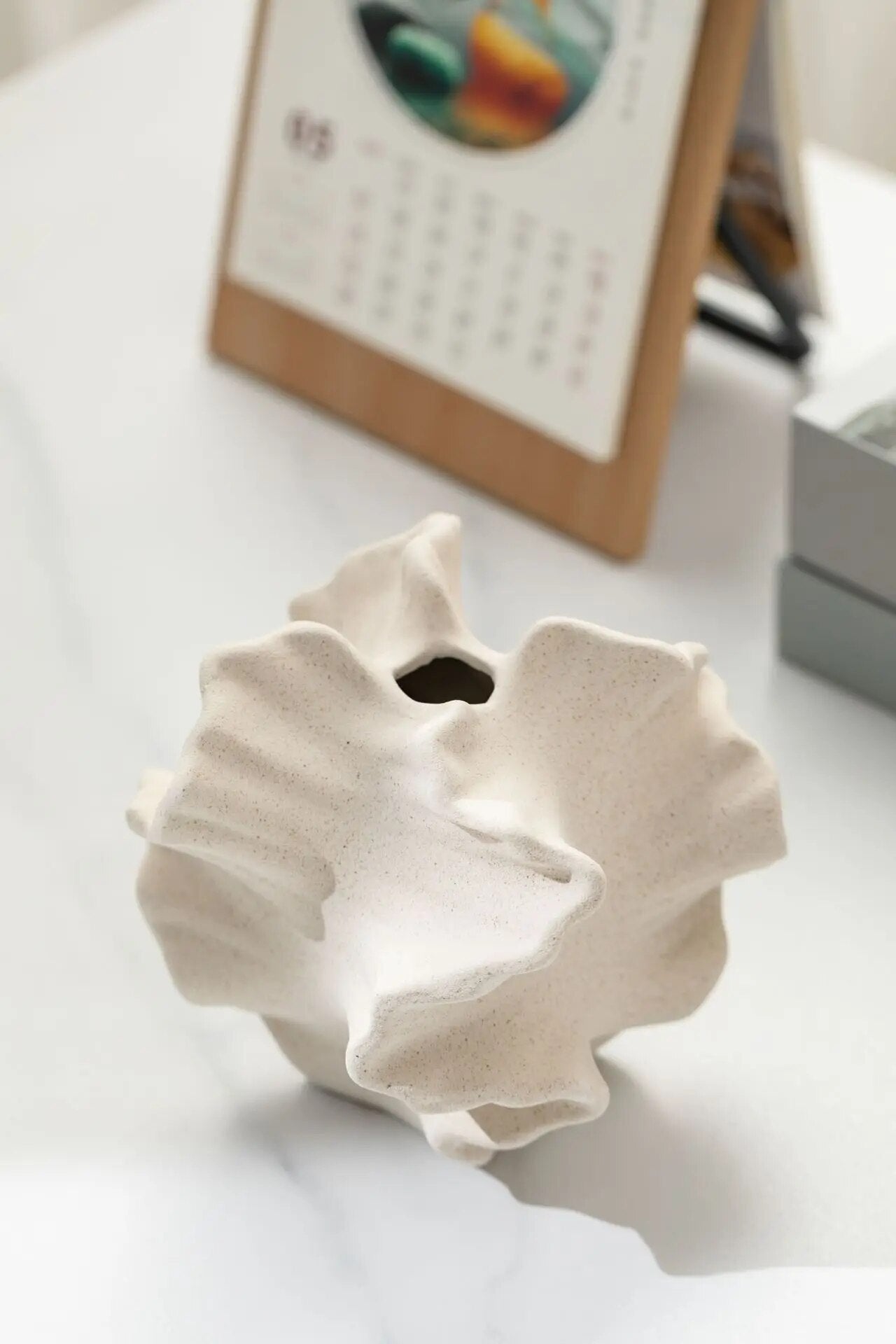 CreaseCraft - Ceramiczny wazon z zagięciami