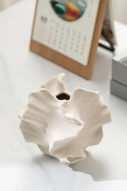 CreaseCraft - Ceramiczny wazon z zagięciami